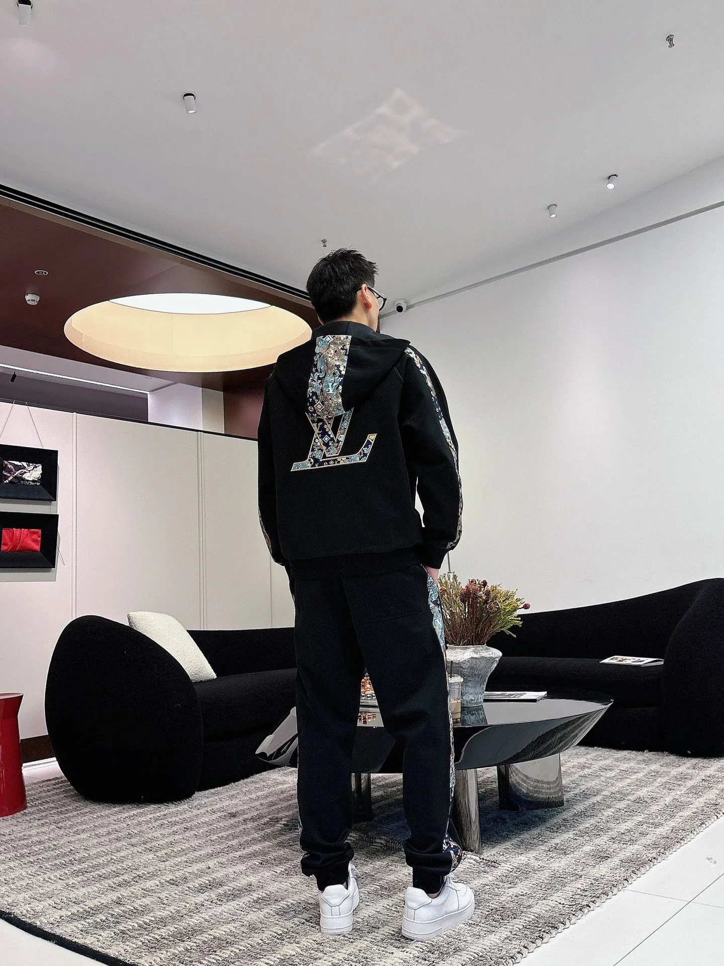 🅿️720 [LV Louis Vuitton] hot-selling suit is coming. Focus on the original version of the official website. 2025 new hot-selling cardigan and sweatshirt suit. The original order is the best. 🇭🇰The meticulous work of top designers. It has a fitting and perfect upper body effect. All-natural high-quality Tencel Roman cotton 100%, close-fitting comfort, noble and elegant! Original hardware embodies elegance and nobility! Counter size: M-3XL (maximum wear up to 190 pounds)